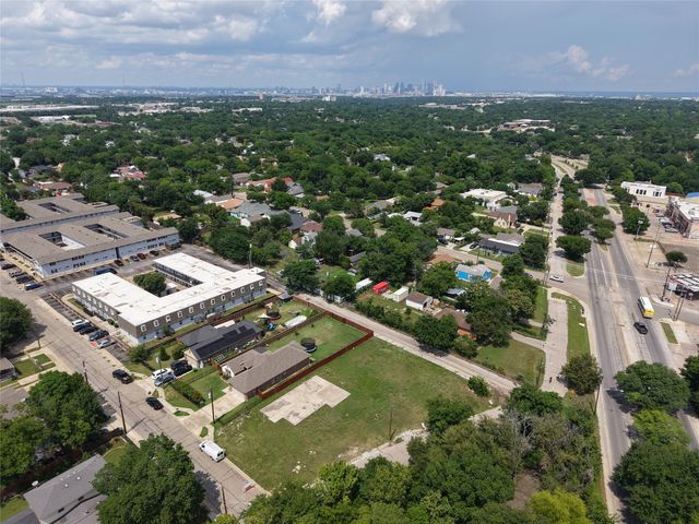 10 W Higgins Boulevard, Cockrell Hill, TX 75211