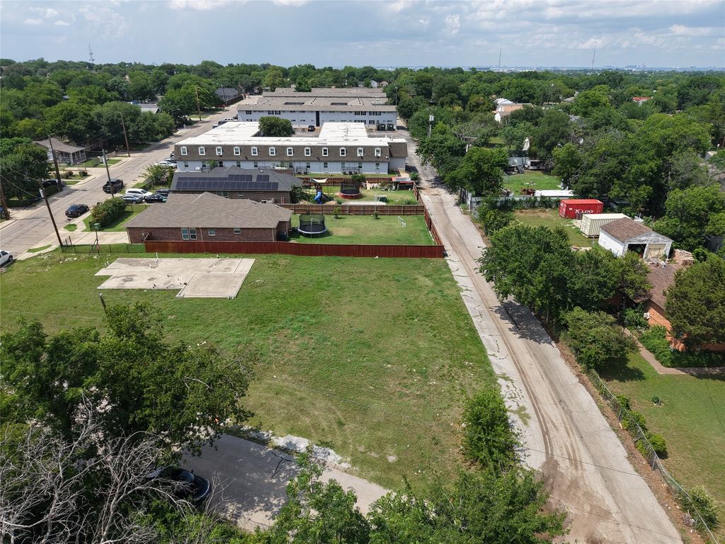10 W Higgins Boulevard, Cockrell Hill, TX 75211