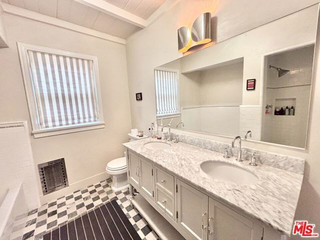1997 Lucile Avenue, Los Angeles, CA 90039