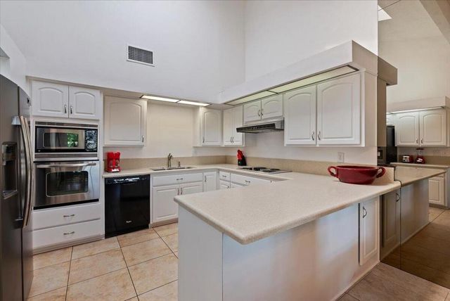 2671 N Whitewater Club Drive, Palm Springs, CA 92262