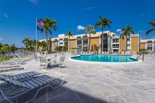 3000 NE 16th Ave 405, Oakland Park, FL 33334