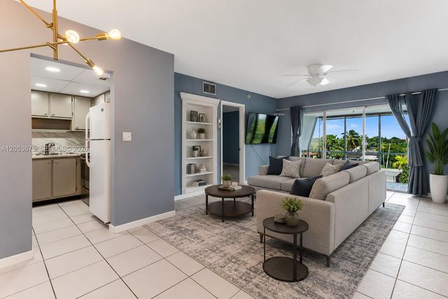 3000 NE 16th Ave 405, Oakland Park, FL 33334