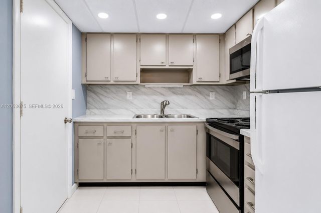 3000 NE 16th Ave 405, Oakland Park, FL 33334
