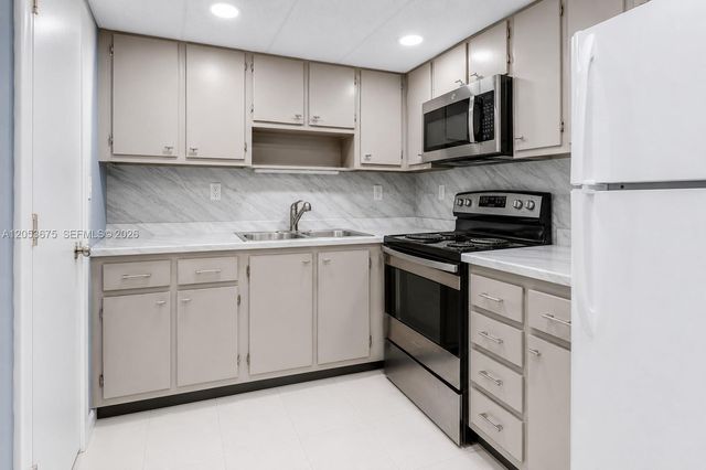 3000 NE 16th Ave 405, Oakland Park, FL 33334