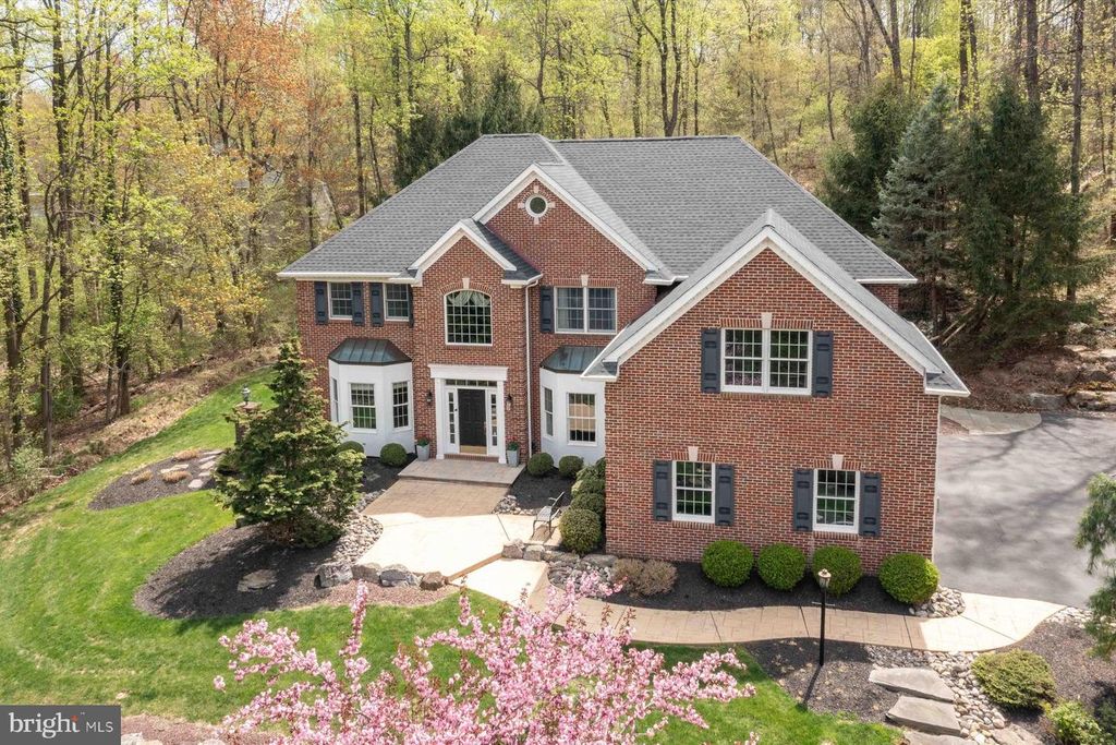 5572 NORTHWOOD DR, Center Valley, PA 18034