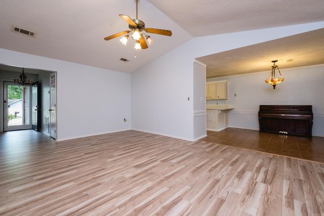 8 Tracy Austin Ct, Little Rock, AR 72210