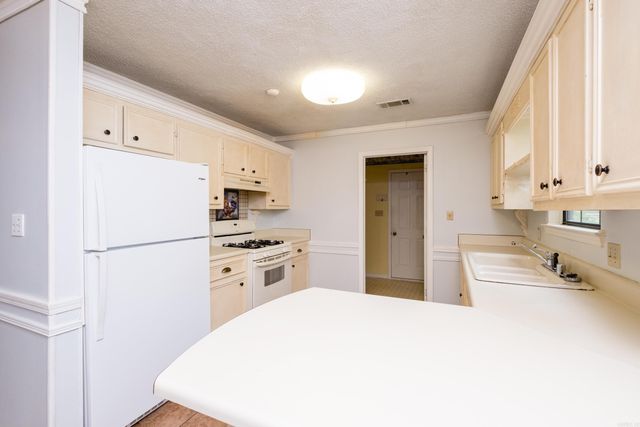 8 Tracy Austin Ct, Little Rock, AR 72210