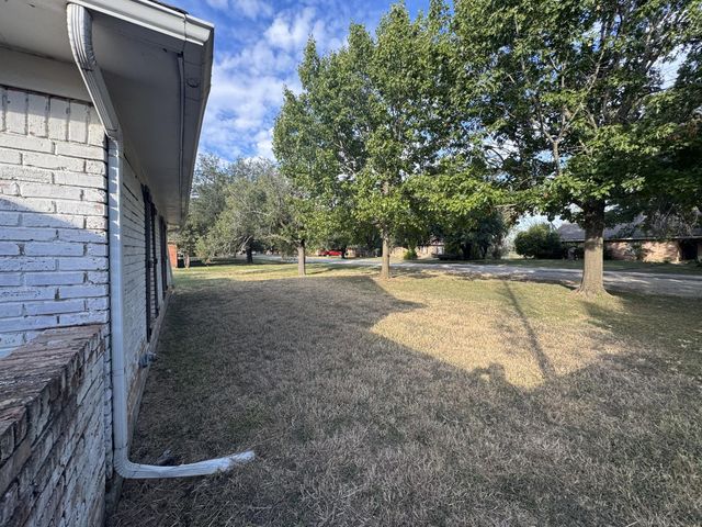 1516 E McLennan Ave, Mart, TX 76664