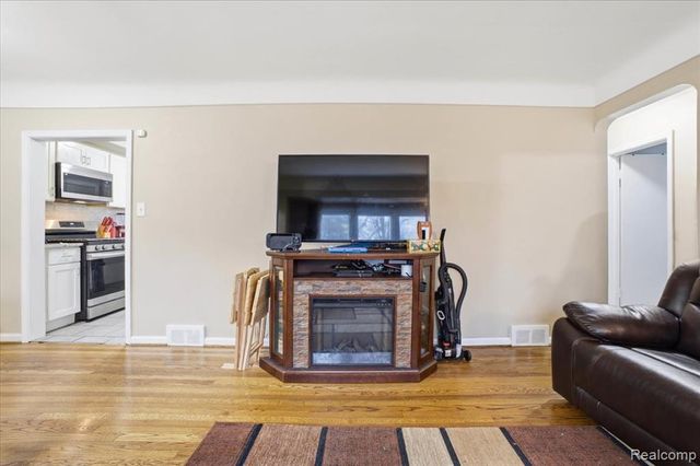 21440 Prestwick Avenue, Harper Woods, MI 48225