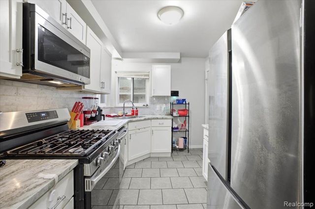 21440 Prestwick Avenue, Harper Woods, MI 48225