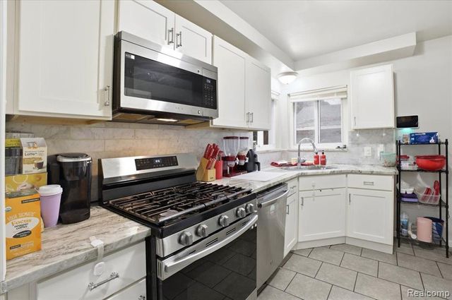 21440 Prestwick Avenue, Harper Woods, MI 48225