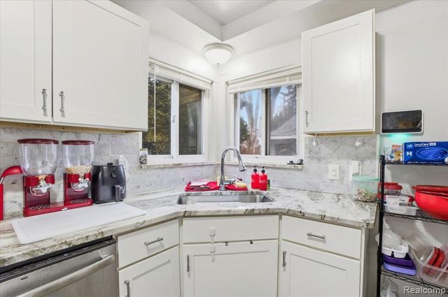 21440 Prestwick Avenue, Harper Woods, MI 48225