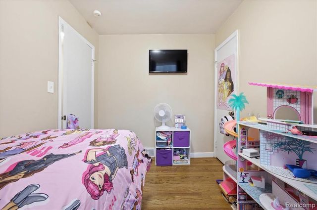 21440 Prestwick Avenue, Harper Woods, MI 48225