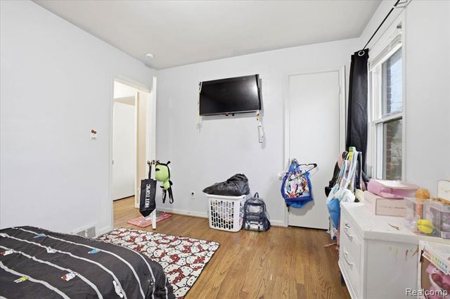 21440 Prestwick Avenue, Harper Woods, MI 48225