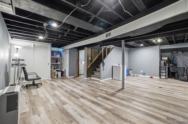 21440 Prestwick Avenue, Harper Woods, MI 48225