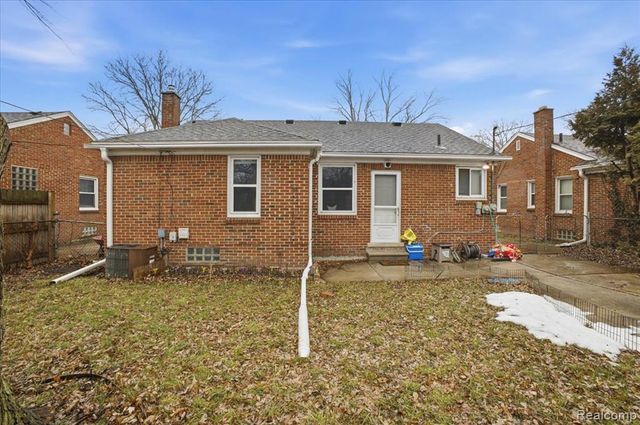 21440 Prestwick Avenue, Harper Woods, MI 48225
