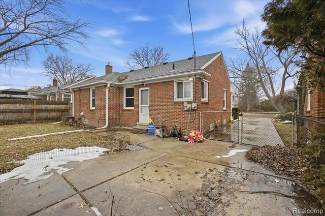 21440 Prestwick Avenue, Harper Woods, MI 48225