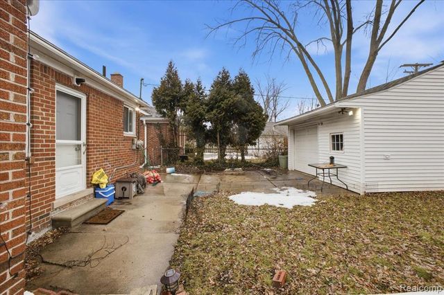 21440 Prestwick Avenue, Harper Woods, MI 48225
