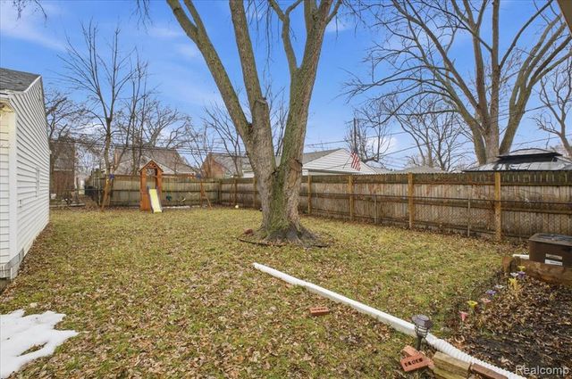 21440 Prestwick Avenue, Harper Woods, MI 48225