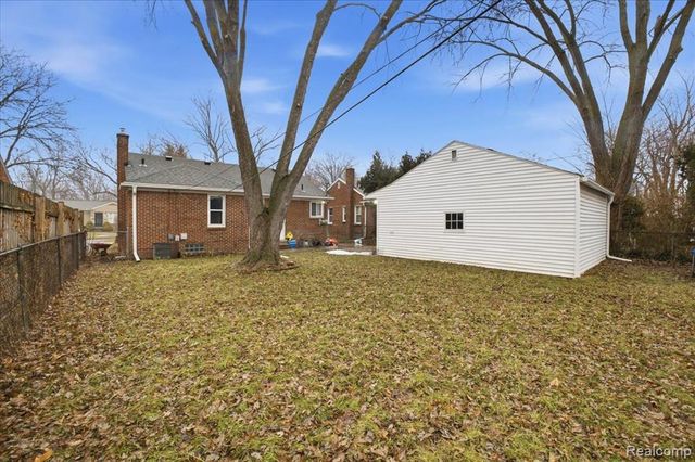 21440 Prestwick Avenue, Harper Woods, MI 48225