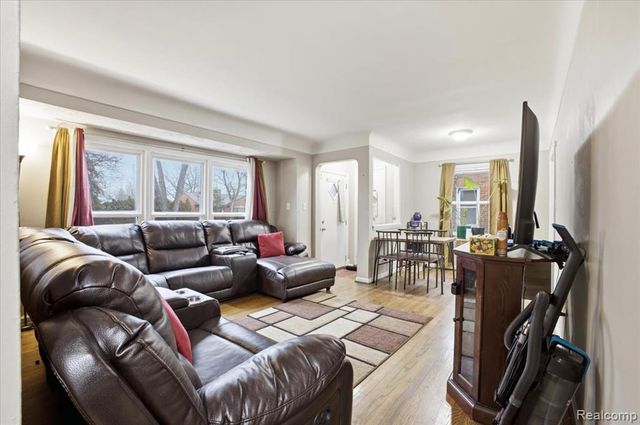 21440 Prestwick Avenue, Harper Woods, MI 48225