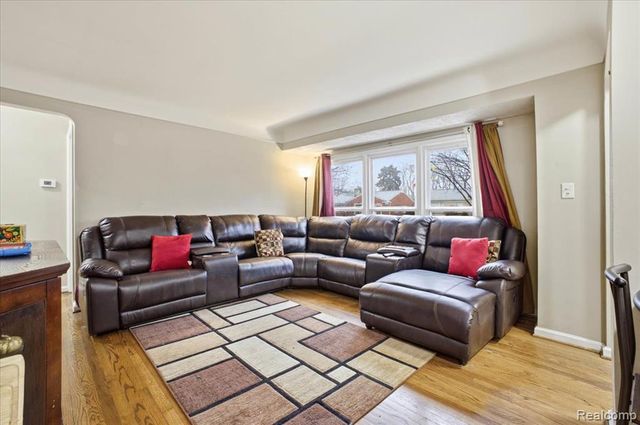 21440 Prestwick Avenue, Harper Woods, MI 48225