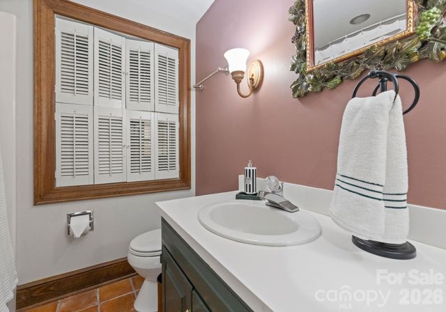 240 21st Avenue Drive NW, Hickory, NC 28601
