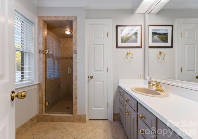 240 21st Avenue Drive NW, Hickory, NC 28601