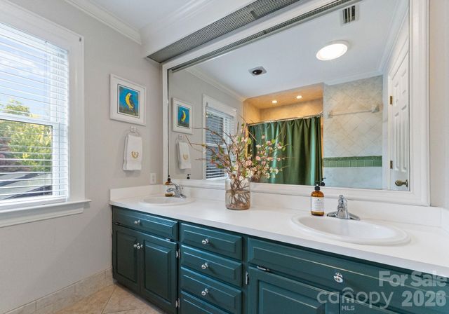 240 21st Avenue Drive NW, Hickory, NC 28601
