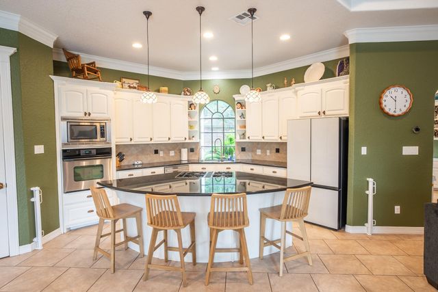 56 English Oak Court, Lake Jackson, TX 77566