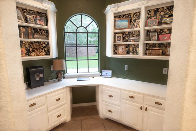56 English Oak Court, Lake Jackson, TX 77566