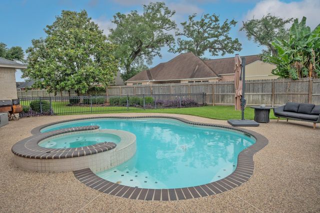 56 English Oak Court, Lake Jackson, TX 77566