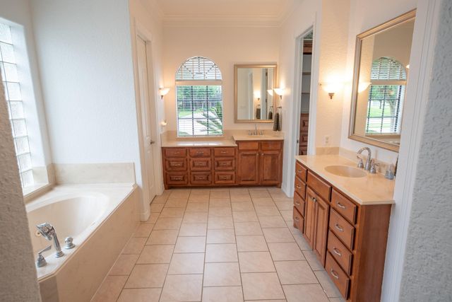56 English Oak Court, Lake Jackson, TX 77566