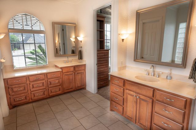 56 English Oak Court, Lake Jackson, TX 77566