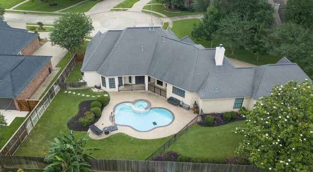 56 English Oak Court, Lake Jackson, TX 77566