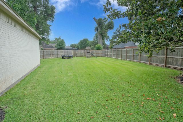 56 English Oak Court, Lake Jackson, TX 77566