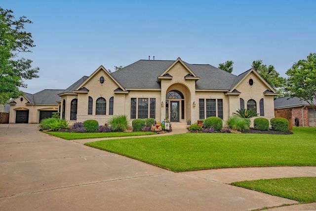56 English Oak Court, Lake Jackson, TX 77566