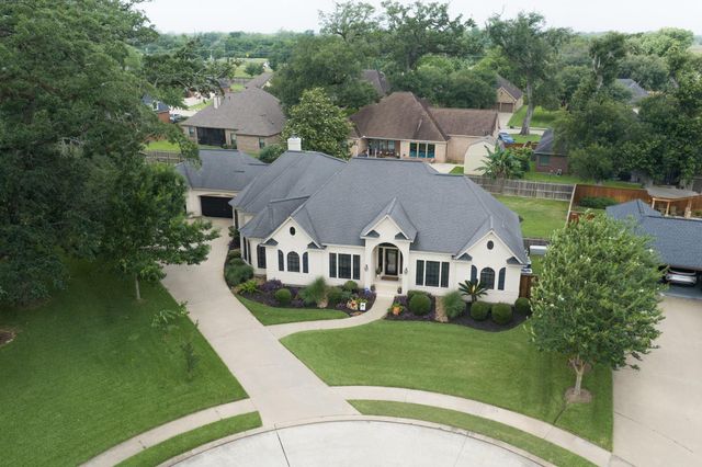 56 English Oak Court, Lake Jackson, TX 77566