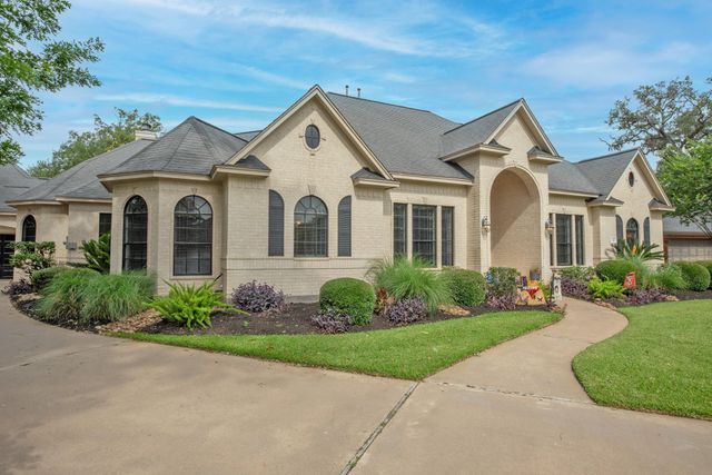 56 English Oak Court, Lake Jackson, TX 77566