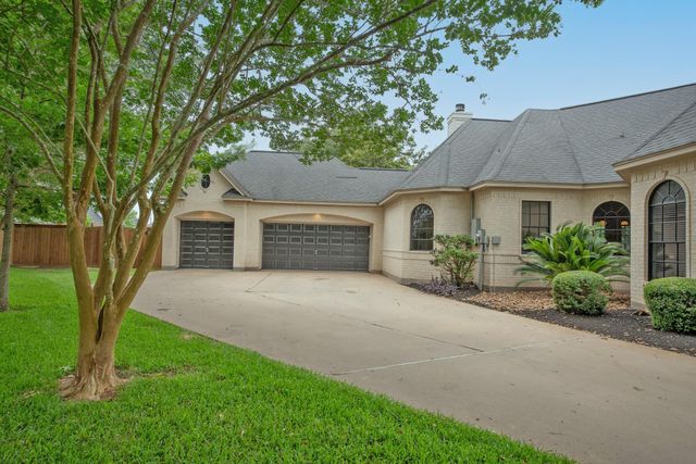 56 English Oak Court, Lake Jackson, TX 77566