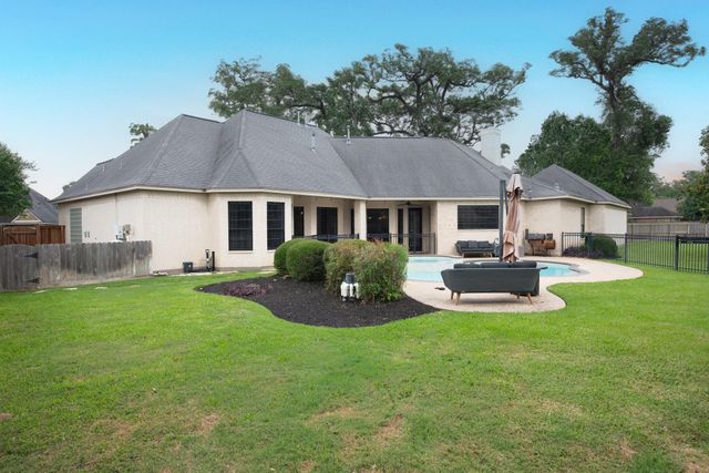 56 English Oak Court, Lake Jackson, TX 77566