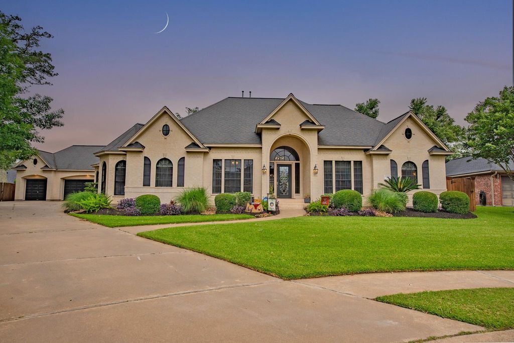 56 English Oak Court, Lake Jackson, TX 77566