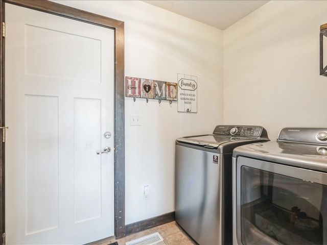 369 Bent Creek Dr, Marion, IA 52302