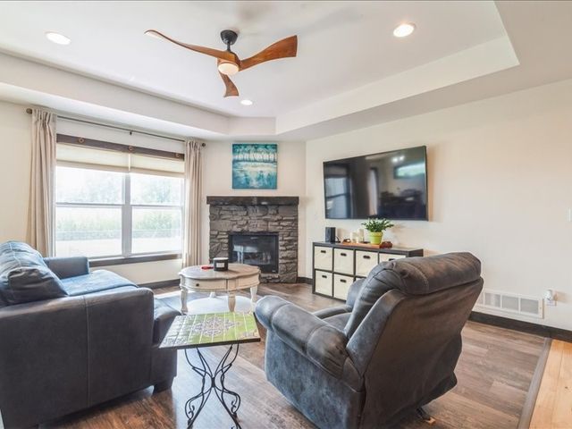 369 Bent Creek Dr, Marion, IA 52302