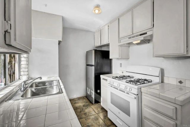 3448 Seabreeze Walk, Oceanside, CA 92056