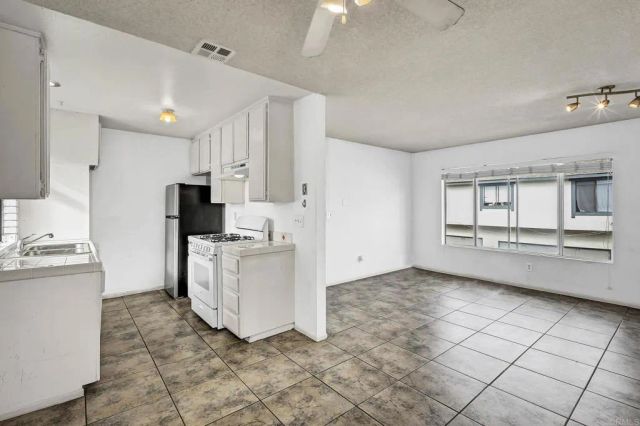 3448 Seabreeze Walk, Oceanside, CA 92056