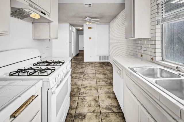 3448 Seabreeze Walk, Oceanside, CA 92056