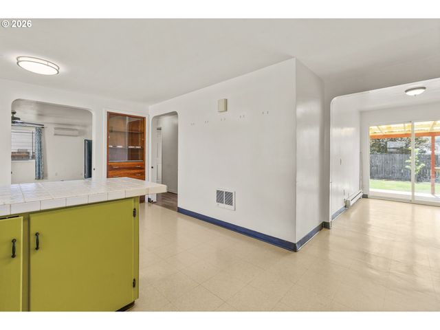 2019 E St, Springfield, OR 97477