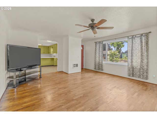 2019 E St, Springfield, OR 97477