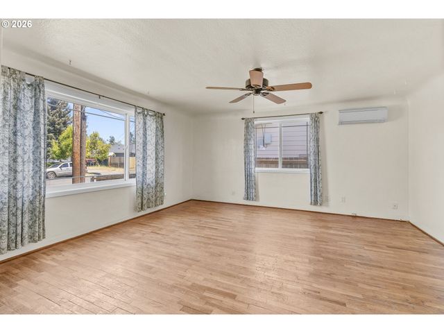 2019 E St, Springfield, OR 97477